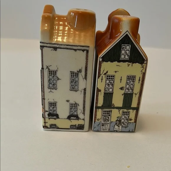 Charming Ceramic House Salt and Pepper Shakers - Picture 1 of 4